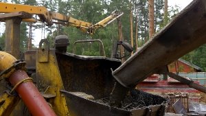 Процесс выгрузки бетона